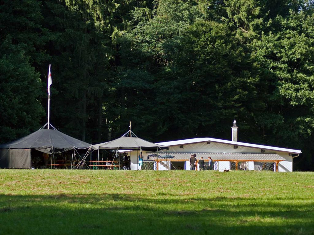 Überblick vom Zeltplatz in Lagenneufnach auf das Versorgerhaus