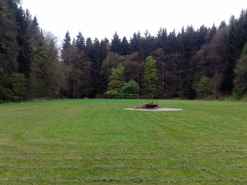 die Lagerfeuerstelle des Zeltplatzes Langenneufnach