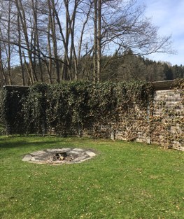 Außernbereich der Bärenbachhütte, die Lagerfeuerstelle